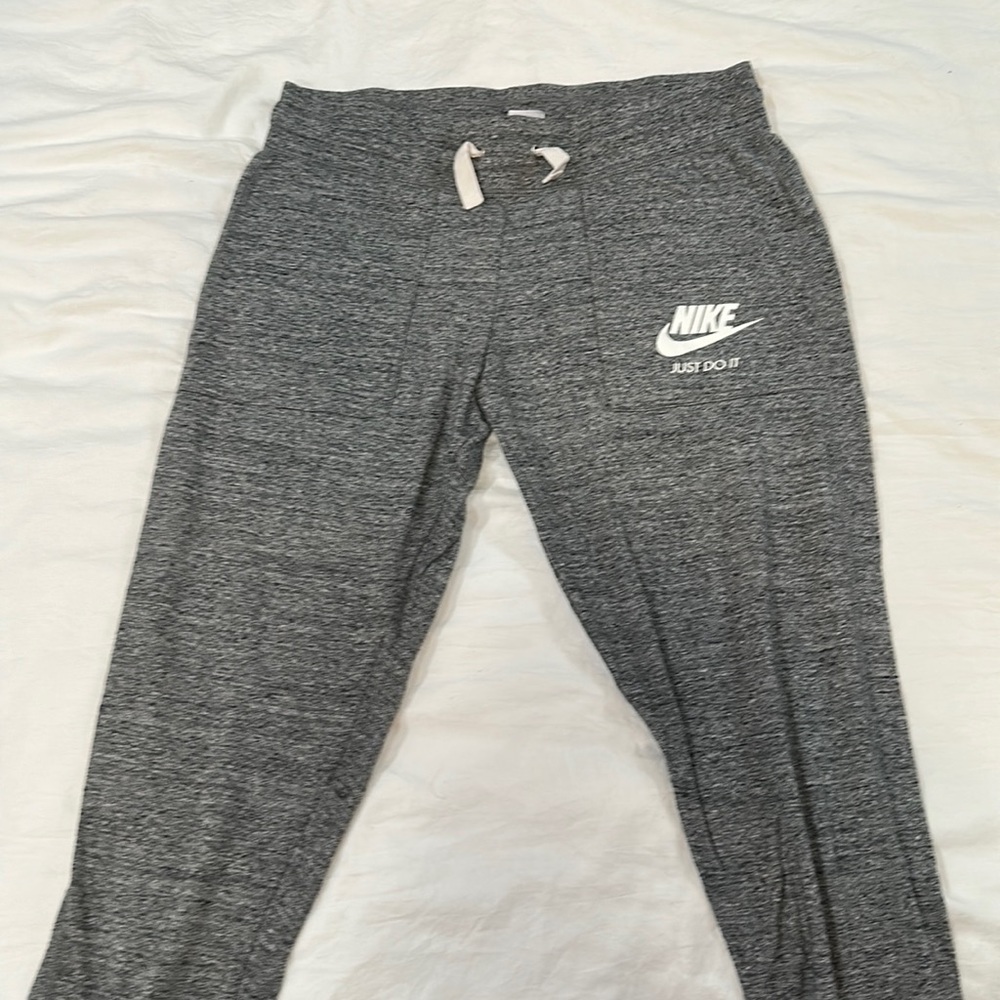 NIKE: Gray Capri Joggers. Size Medium.